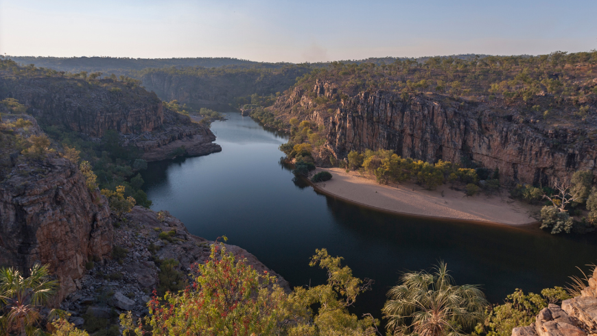 Weltkulturerbe Kakadu-Tal, Berge und Fluss mit Bäumen drumherum