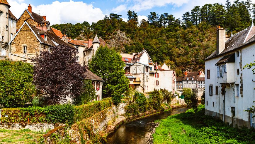 Aubusson-Dorf mit traditionellen Häusern und Fluss in der Region Creuse, Frankreich