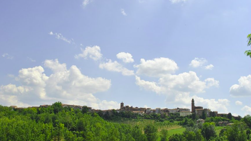 Montechiaro d'Asti: Blick auf die Stadt und den Glockenturm