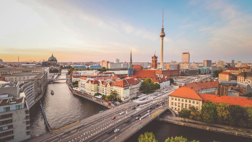 Nachhaltiges Berlin-Reisen: Panoramaturm und Spree bei Sonnenuntergang.