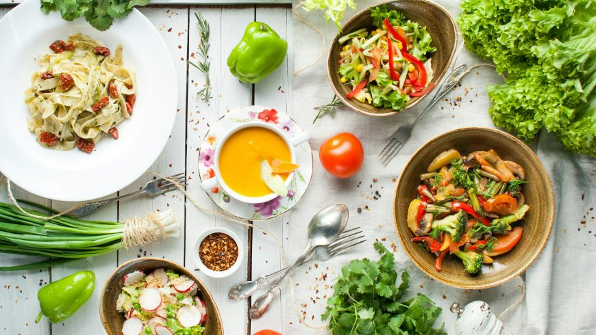 Nachhaltige Berliner Food-Szene mit vegetarischen Gerichten und frischen Mahlzeiten auf pflanzlicher Basis