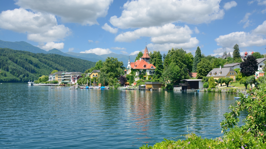 Millstatt am See, Kärnten: Blick auf den See und die umliegende Landschaft.