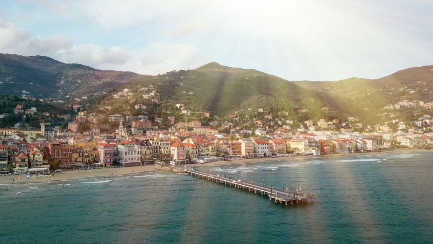 Der Blick vom Meer auf die Stadt Alassio und den Monte Bignone