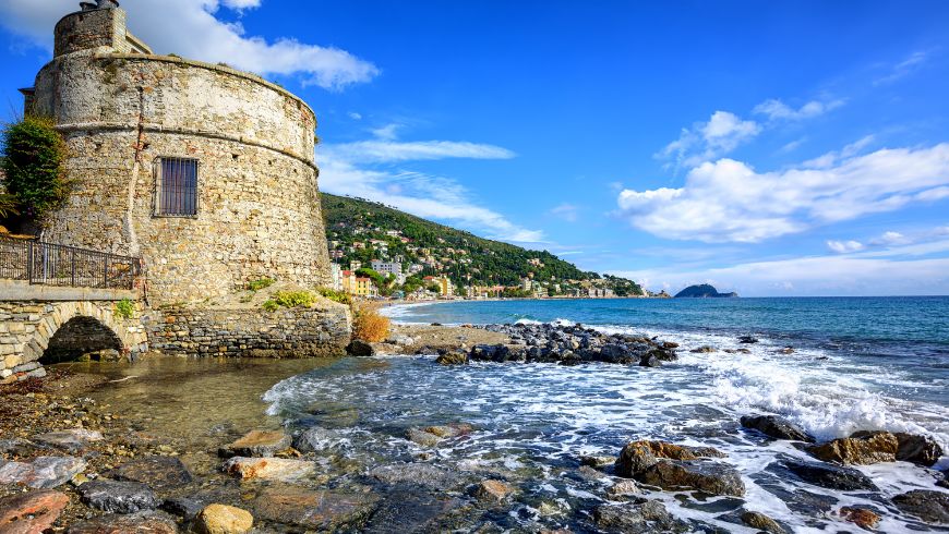 Der Turm von Borgo Coscia direkt am Meer
