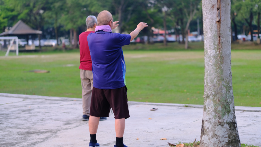 Menschen machen langsame Bewegungen in einem Park