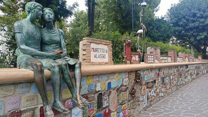 Der Muretto von Alassio mit einer Statue zweier Liebender