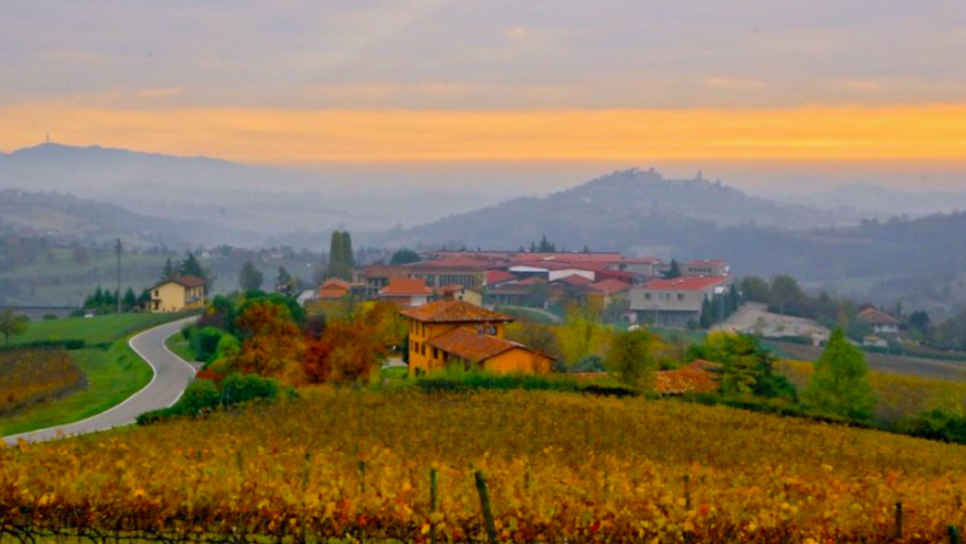 Sonnenuntergang in Cocconato d'Asti, Piemont, Italien
