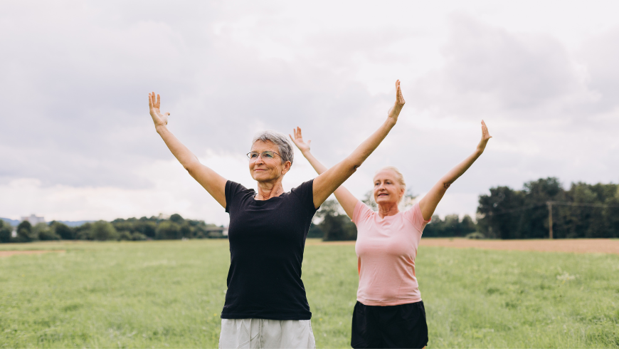 Frauen praktizieren Tai Chi Chuan, entschleunigen und atmen