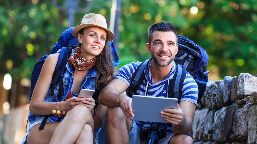Ökotouristen mit digitalem Reiseführer auf dem Tablet/Handy