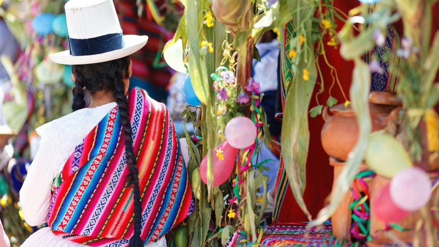 Frau in traditioneller Quechua-Kleidung in Cusco, Peru