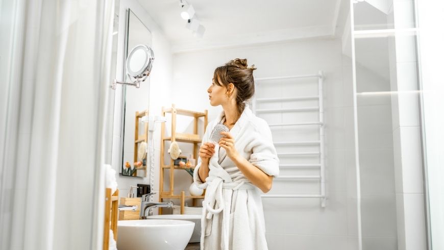 Helles Badezimmer mit nachhaltigen Toilettenartikeln und natürlichen Reinigungsprodukten