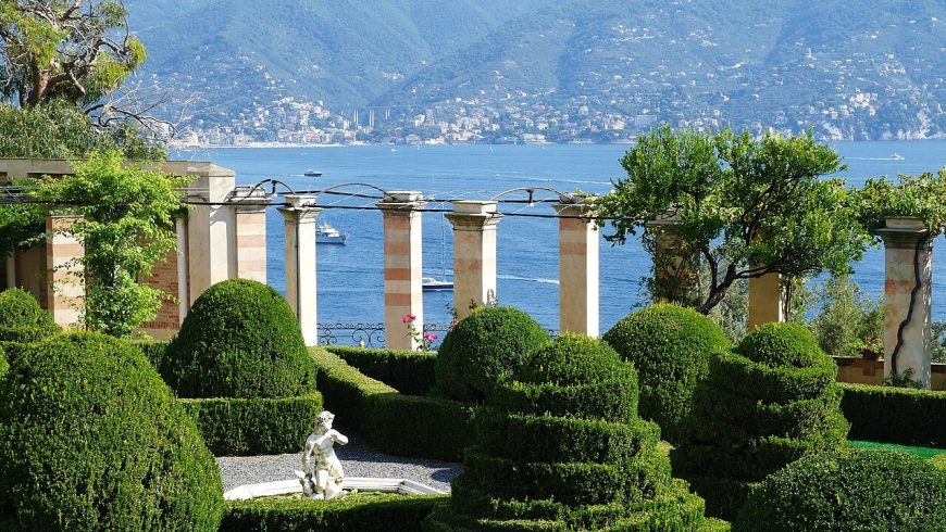 Garten mit Meerblick und historische Architektur der Abtei La Cervara in Portofino