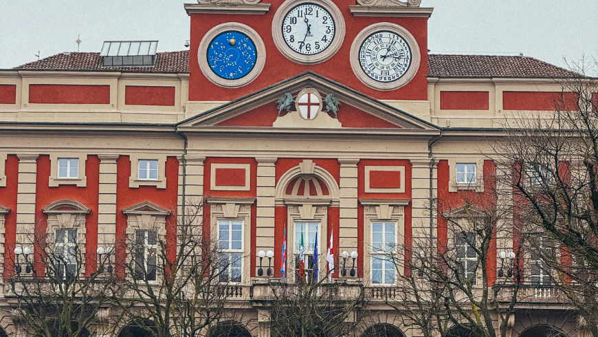 Fassade des Palazzo Rosso und die drei Uhren