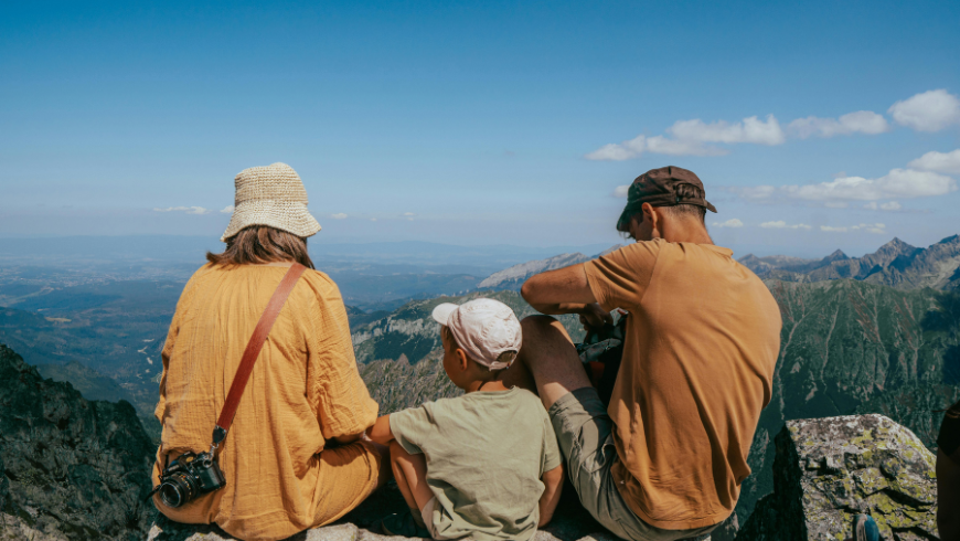 Familie genießt einen Blick auf die Berge im Valsassina mit Alpengipfeln und paranomischer Landschaft in Norditalien.