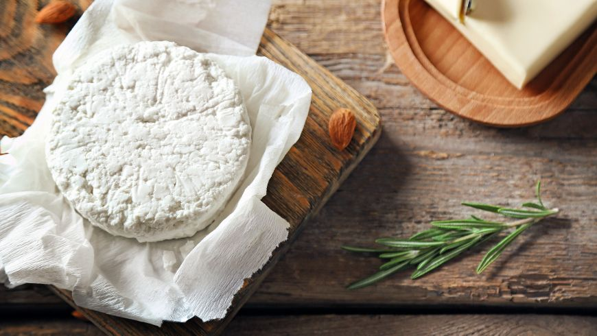 Lokale Käsesorten aus dem Valsassina, darunter Ziegenkäse Quartirolo und Taleggio