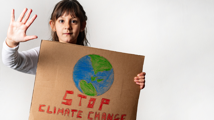 Mädchen hält ein Schild zum Stoppen des Klimawandels in der Hand, um das Bewusstsein für die Klimakrise zu schärfen