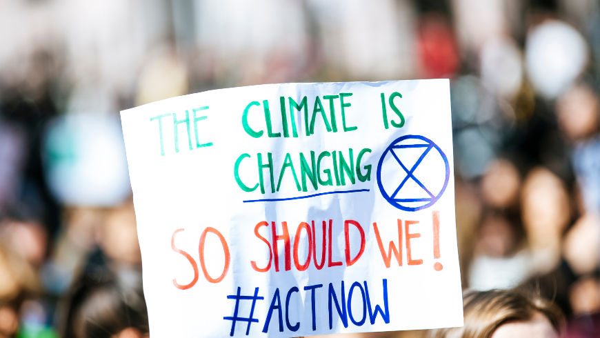 Klimaprotestschild, das zu Klimaschutz und Umweltverantwortung aufruft