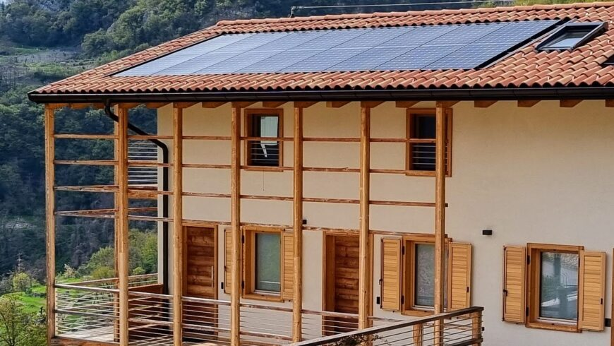 Nachhaltiges Haus mit Sonnenkollektoren, das erneuerbare Energien und umweltfreundliches Leben repräsentiert