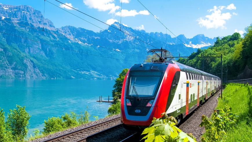 Zugfahrten durch die Natur stehen für nachhaltigen Transport und schonendes Reisen