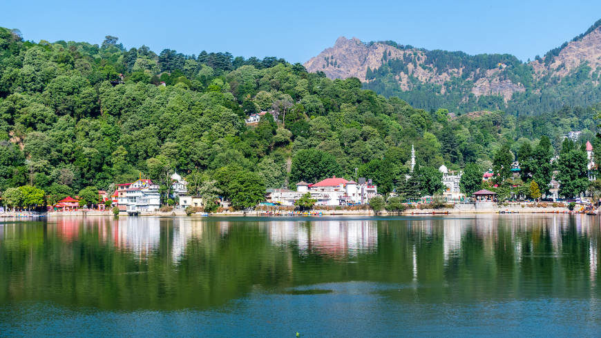 Naini-See, mit dem Naina-Devi-Tempel im Hintergrund