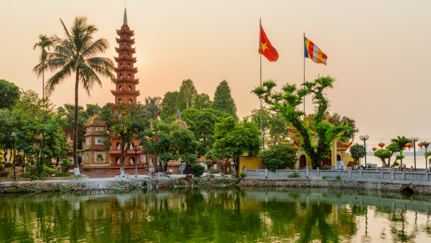 Malerische Aussicht auf den Sonnenuntergang der Tran Quoc Pagode, Hanoi, Vietnam