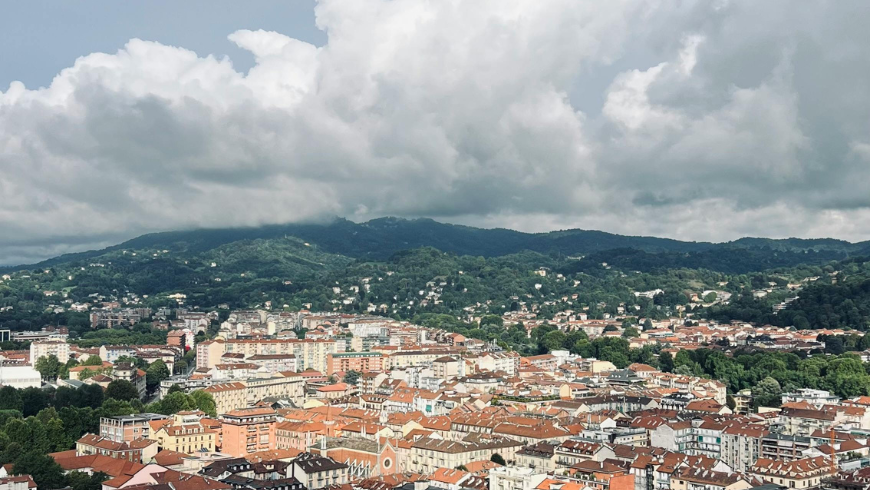 Blick von oben auf Alessandria auf die umliegenden Hügel
