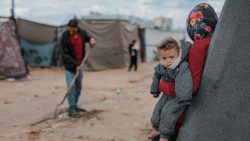 Mutter und Kind in einem Flüchtlingslager 