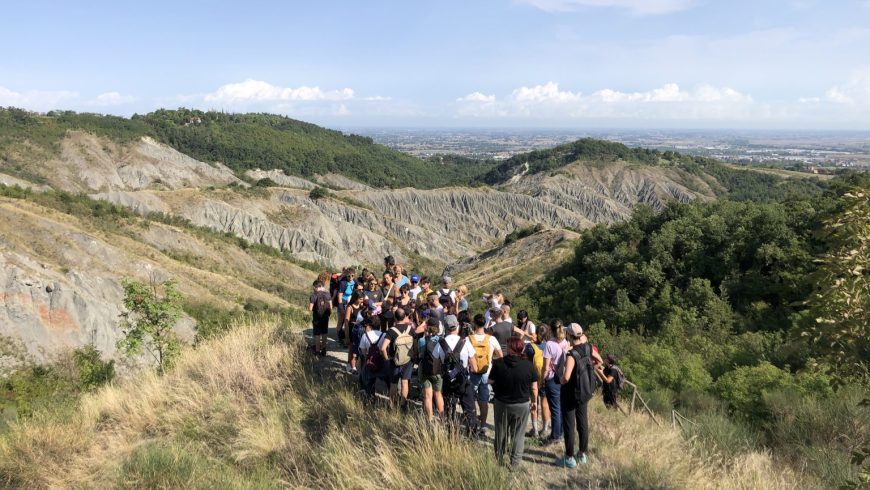 Menschen wandern entlang der emilianischen Hügel inmitten der Natur