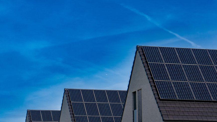 Sonnenkollektoren auf Wohndächern, Foto von Budget Bizar
