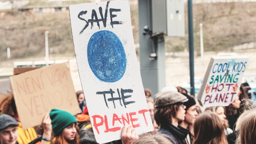 Menschen, die für Klimaschutz und Umweltschutz protestieren, halten das Schild „Save the Planet“ in der Hand