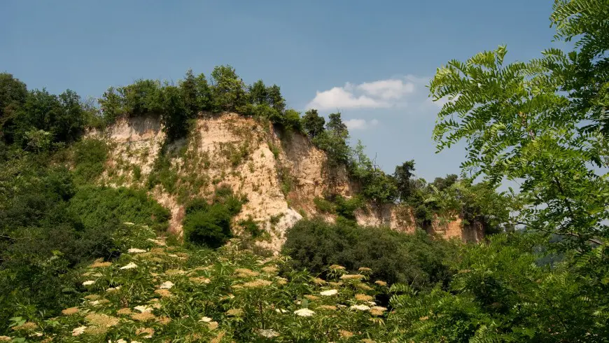 Rocche del Roero, sandige Schluchten mit Wegen und Fossilien