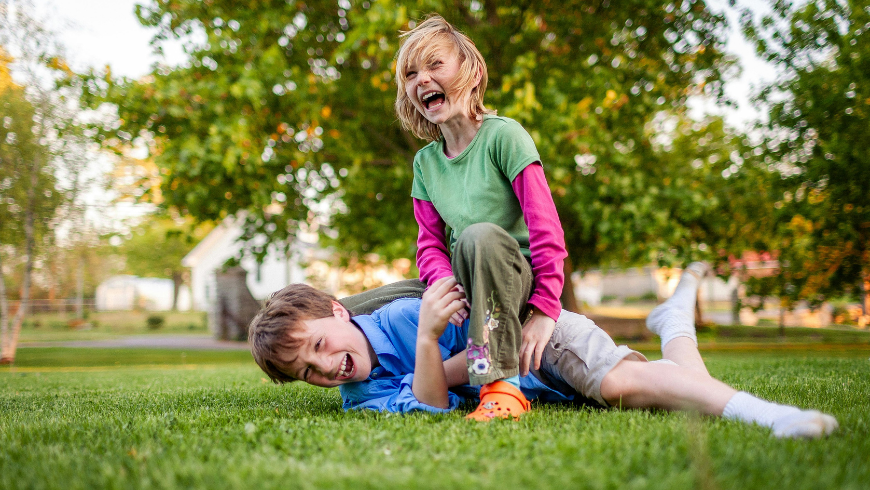 Kinder spielen zusammen in einem Park