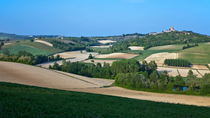 Die Hügel des Gran Monferrato mit Wäldern und historischen Dörfern