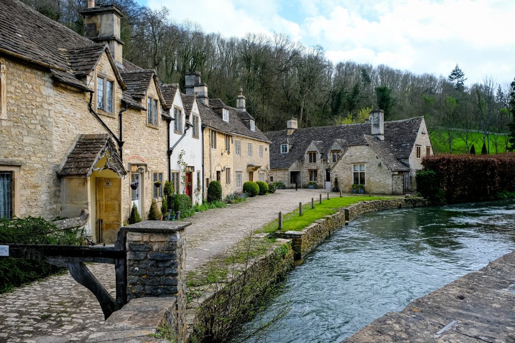 Blick auf die Straße von Castle-Combe-Cotswolds