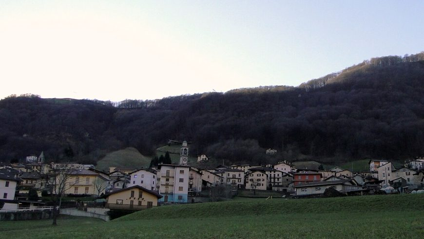 Historisches Zentrum des Dorfes Pasturo mit Steinhäusern in Valsassina, Italien