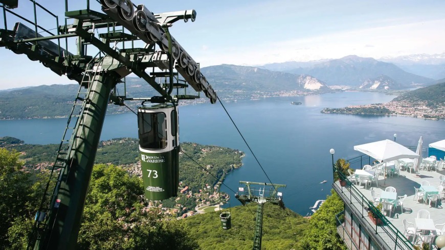 Seilbahn zum Sasso del Ferro mit Blick auf den Lago Maggiore in der Nähe von Laveno-Mombello