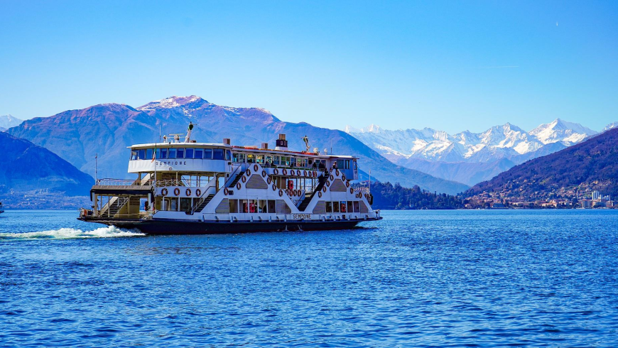 Fähre über den Lago Maggiore, die Städte rund um Laveno-Mombello verbindet.