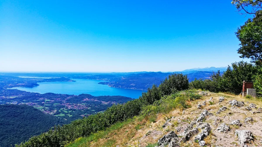 Wanderwege und Panoramablick über den Lago Maggiore bei Laveno-Mombello