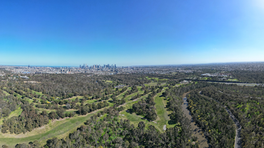 Luftpanorama des Yarra Bend Park mit Blick auf Melbourne
