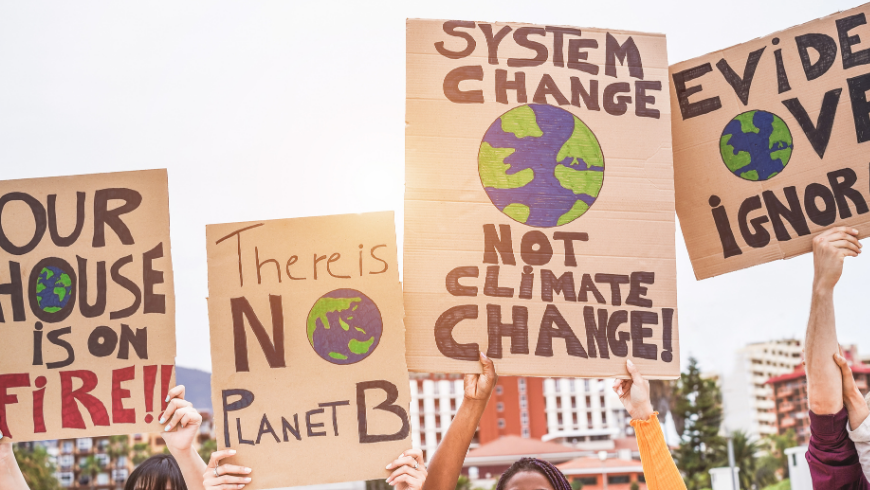 Gruppe von Demonstranten auf der Straße, junge Menschen aus unterschiedlichen Kulturen und Rassen kämpfen für den Klimawandel – globale Erwärmung und Umweltkonzept – Fokus auf Banner