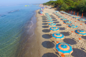 Blaue Flaggen 2026 in Italien: Nachhaltige Strände, die es diesen Sommer zu entdecken gilt
