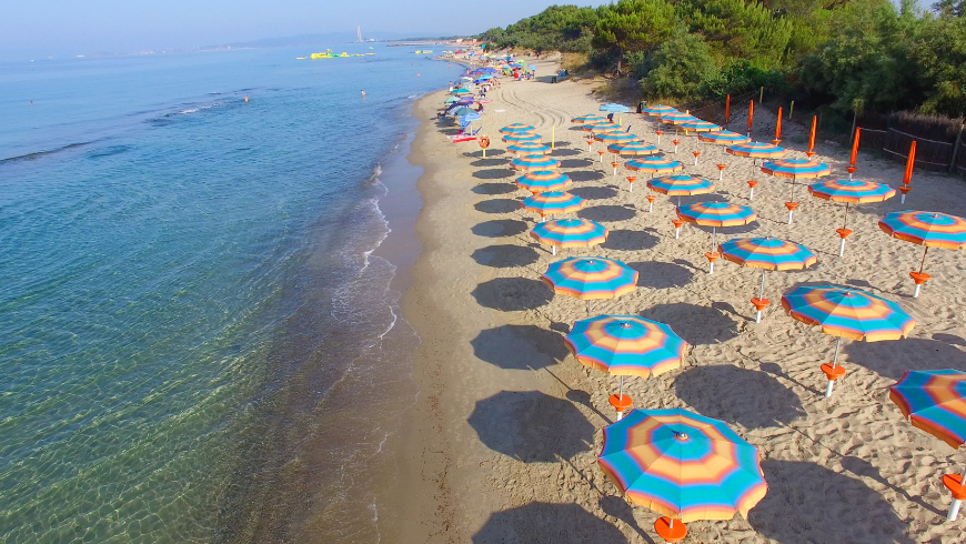 Bild eines Strandes mit Sonnenschirmen