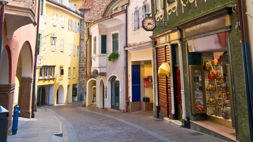 Die Altstadt von Meran, zwischen Arkaden, Geschäften und mitteleuropäischem Charme