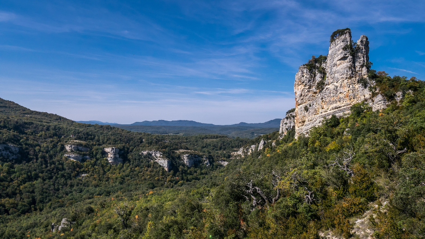 Blick auf den Naturpark Izki und die Kalksteinberge