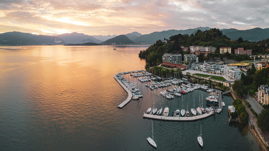 Panoramablick auf den Yachthafen Laveno-Mombello am Lago Maggiore bei Sonnenuntergang.