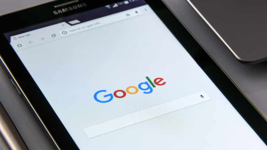 Über ein Mobilfunknetz mit dem Internet verbundenes Smartphone, Symbol für digitale Kommunikation.