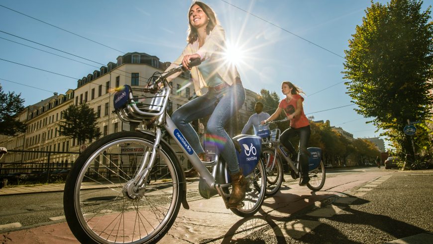 Reisende erkunden eine Stadt mit dem Fahrrad und genießen eine nachhaltige und umweltfreundliche Art, lokale Straßen und Sehenswürdigkeiten zu entdecken.