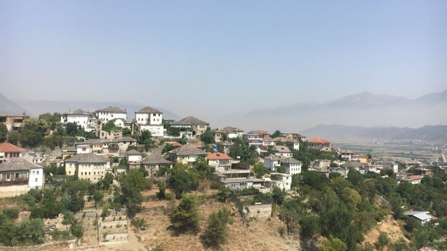 Gjirokastras Steinhäuser über dem Drino-Tal. Ein längerer Aufenthalt schafft Platz für lokale Mahlzeiten, Führer und familiengeführte Unterkünfte.