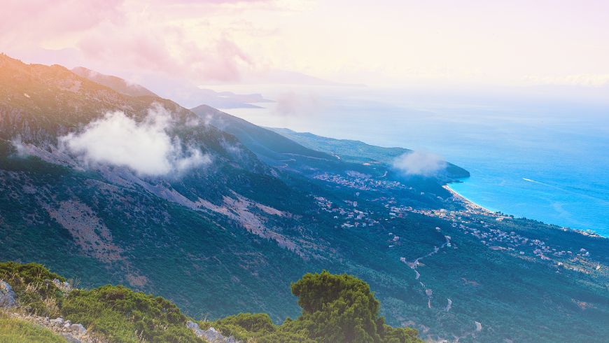 Panoramablick auf den Llogara-Nationalpark in Albanien, wo dichte Kiefernwälder auf die schroffen Berge mit Blick auf das Ionische Meer treffen.