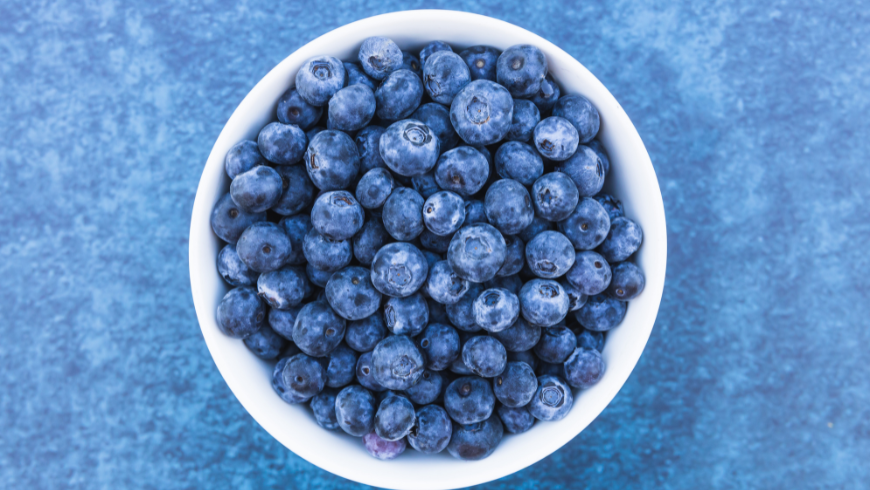 Schüssel gefüllt mit frischen Blaubeeren, reich an Antioxidantien und Ballaststoffen, die eine gesunde Ernährung unterstützen und das Sättigungsgefühl fördern.